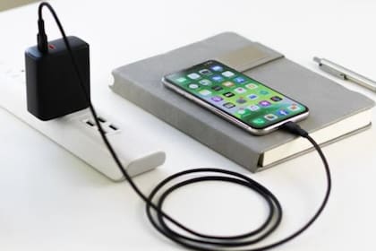 Aunque parecería un simple acto de conectar y desconectar nuestro celular, la realidad es que el procedimiento puede afectar el rendimiento de la batería (Foto Pexels)
