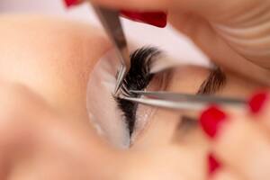 Aunque parezca inofensivo, el uso continuo de pestañas postizas y la falta de cuidados pueden causar varios problemas