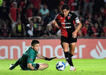 Aunque parezca mentira, esta jugada no fue gol: Rodríguez eludió a Dawson y rematará, pero su tiro fue tapado por un defensor