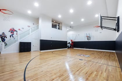 Aunque por fuera la fachada sigue siendo la misma, por dentro la casa de "Mi pobre angelito" sufrió varias modificaciones y actualmente cuenta con una mini cancha de básquet en el subsuelo