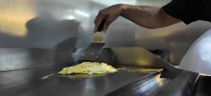 Aunque representa una opción más accesible, la medida no convence a todos los consumidores en el Bronx, donde varios expresaron su preferencia por el huevo tradicional y rechazaron la idea de reemplazarlo por una versión líquida