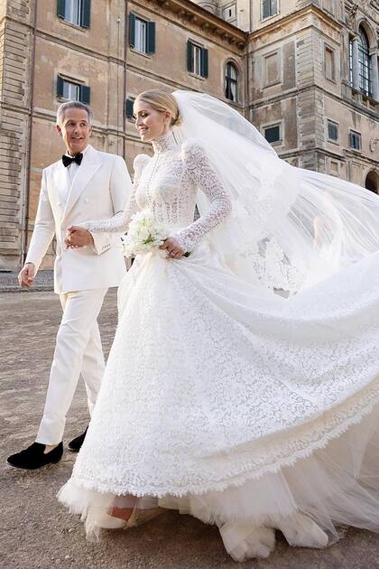 Aunque se especulaba que la novia podría lucir la tiara de la familia Spencer, la misma que usó Diana cuando se casó con el príncipe Carlos, finalmente optó por un recogido sin joyas. El novio, Michael Lewis, también lució de punta en blanco.