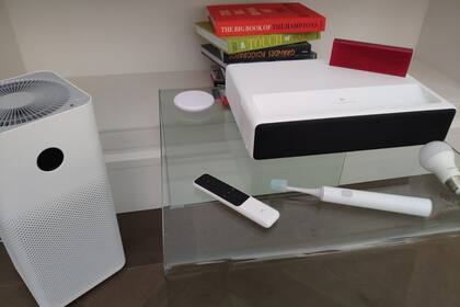Aunque se la conoce por los teléfonos, Xiaomi suele asociarse con otras marcas para vender otros productos, como purificadores de aire, lamparitas con Wifi o proyectores láser