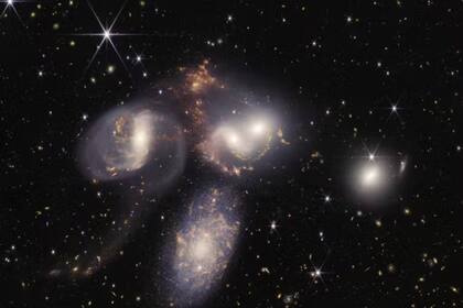 Aunque se llama un ‘Quinteto de Stephan’, solo cuatro de las galaxias están realmente juntas y atrapadas en una danza cósmica