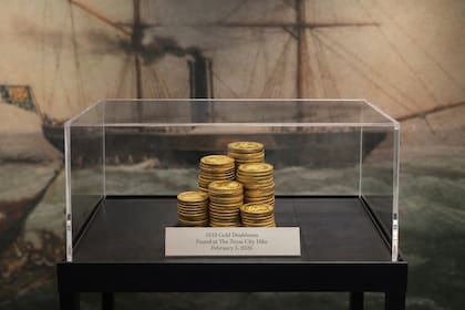 Aunque se menciona que parte del botín se exhibe en un museo local, el relato es en realidad una broma elaborada de April Fools