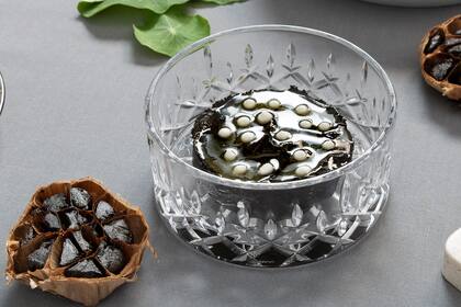 Aunque se puede realizar en casa, el ajo negro requiere mucha técnica y tiempo.