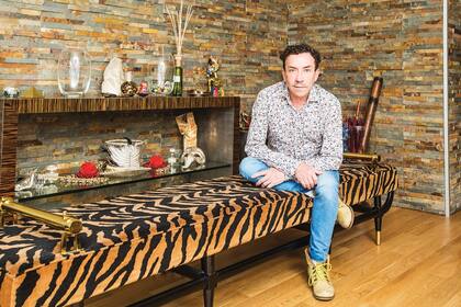 Aunque se recibió de arquitecto y le iba muy bien, el día que entró en una clase de baile que daba Ana Sanz, su exmujer, supo que nunca más podría alejarse del mundo del espectáculo