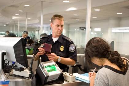 Aunque se tenga green card, al regresar a EE.UU. se debe pasar por la inspección de un agente de la CBP
