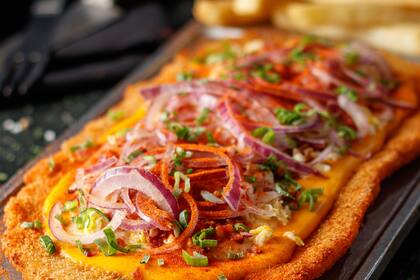 Aunque siempre generosa, en El Club de la Milanesa esta preparación puede elegirse de ternera, pollo o hasta plant based