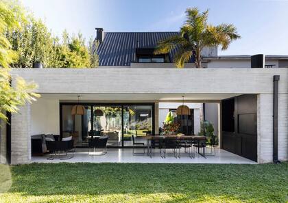 Aunque sigue siendo a dos aguas, el techo de teja se reemplazó por uno de chapa negra; también se revistió la chimenea con placas metálicas