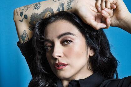 En 2015, Laferte pasó de tocar en bares a tener un disco de oro. "Son cosas que no entiendes por qué pasan", dice. "Se corrió la voz."