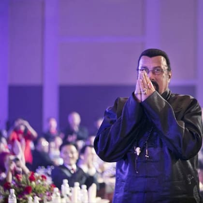 Aunque su participación podría parecer una estrategia mediática, autoridades locales aseguran que Seagal está motivado por un compromiso genuino con su comunidad