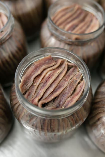 Aunque su tamaño es modesto, una porción de anchoas puede aportar una cantidad significativa de ácidos grasos esenciales