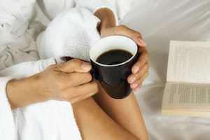 Aunque suena contradictorio, estudios científicos indican que beber café antes de dormir la siesta podría ser bueno para recuperar energías (Freepik/mindandi)