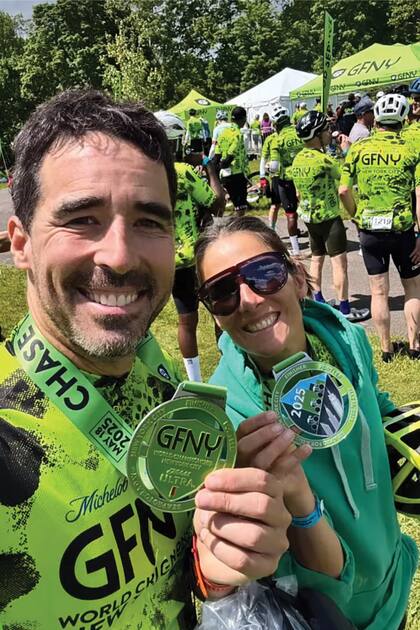 Aunque te cronometren (con un chip), el
GFNY propone una experiencia personal para
disfrutar solo o en familia. Cada ciclista recibe
su medalla tras haber cumplido la prueba.
El slogan es ser “un profesional por el día”.