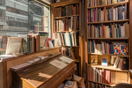 Aunque tiene pocos metros, sus bibliotecas están atiborradas de libros únicos.