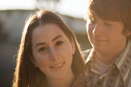 Aunque vaya contra la ley y la corrección política, es imposible dejar de querer que haya algo más entre los dos protagonistas