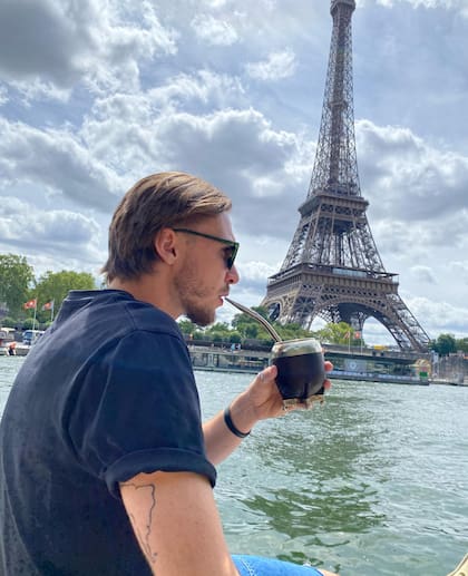 Aunque vuelve a visitar a los familiares a París, el matecito y el mapa tatuado donde se puede ver Argentina, van siempre con él.