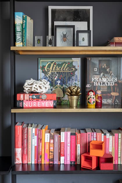 Aunque ya no trabaje formalmente como interiorista, en su casa sus diseños se ven en todos los ambientes. La biblioteca del living de hierro y bronce es uno de tantos.