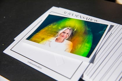 Aura test: una novedosa técnica presente en este evento, en la que a través de sensores biofeedback, se puede obtener una representación visual del estado emocional mediante colores.