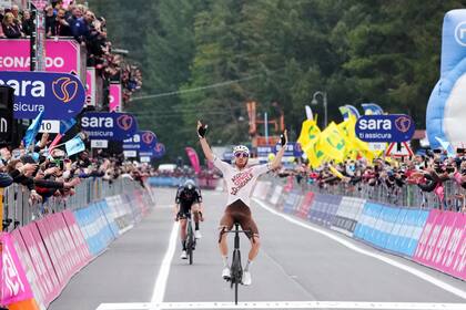 Aurélien Paret-Peintre dejó atrás al noruego Andreas Leknessund tras escaparse juntos del pelotón y ganó la cuarta etapa; el nórdico es ahora el puntero del Giro de Italia.