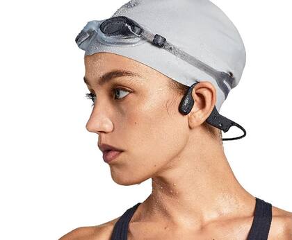 Auriculares Shokz OpenSwim de conducción ósea; dejan libre el canal auditivo y se pueden usar bajo el agua