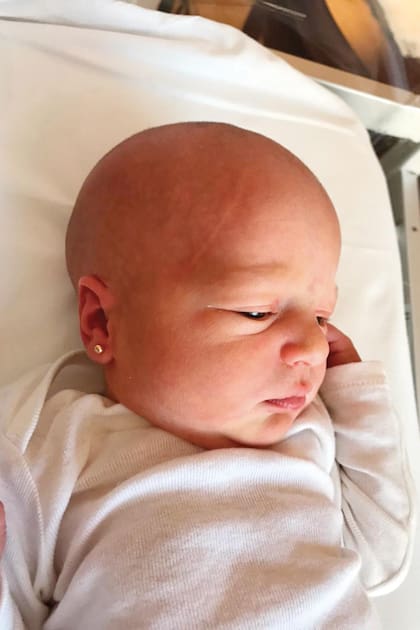 Aurora nació por cesárea el viernes 23. Su hermana Paloma es quien más la consiente.