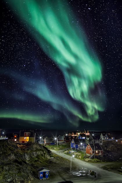 Auroras boreales sobre las casitas de Sisimiut, Groenlandia.