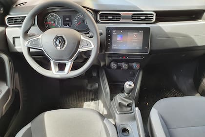 Austeridad. Equipamiento base y materiales duros en el interior de este Renault Duster Zen
