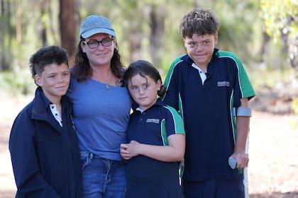 Austin Appelbee, a la derecha, junto a su madre, Joanne, y sus hermanos, Beau y Grace, en Gidgegannup, Australia, el martes 3 de febrero de 2026
