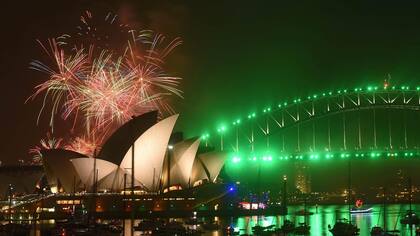 Australia recibió el 2017 con un homenaje a Prince y a David Bowie