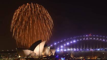 Australia recibió el 2017 con un homenaje a Prince y a David Bowie