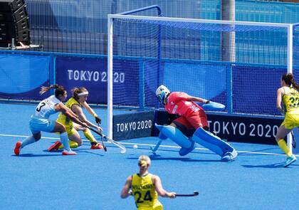 Emily Chalker obtiene, en el último minuto, la segunda conversión de Australia contra las Leonas.