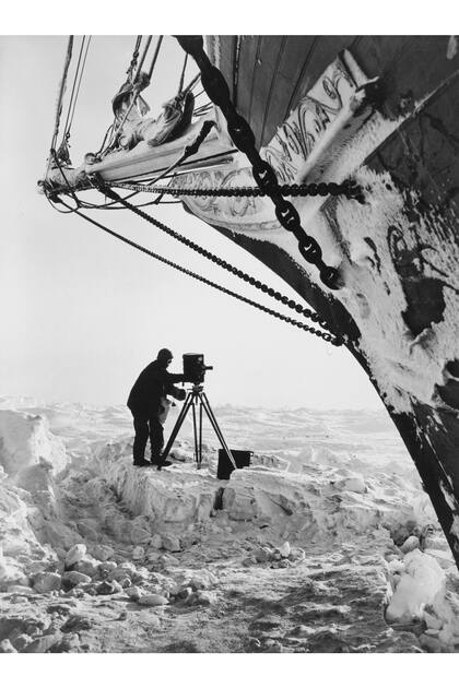 Australian photographer Frank Hurley (1885 - 1962) at work during the Imperial Trans-Antarctic Expedition, 1914-17, led by Ernest Shackleton. (Photo by Frank Hurley/Scott Polar Research Institute, University of Cambridge/Getty Images)