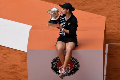 Australias Ashleigh Barty kisses the trophy Suzanne Lenglen after winning against Czech Republics Marketa Vondrousova at the end of the womens singles final match on day fourteen of The Roland Garros 2019 French Open tennis tournament in Paris on June 8, 2019. (Photo by Philippe LOPEZ / AFP)
