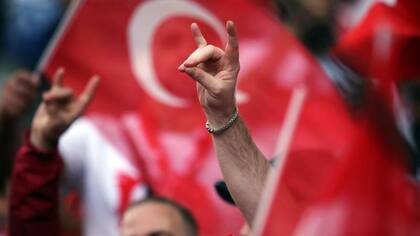 Austria vetó el uso del saludo del lobo en 2019, Francia prohibió todas las actividades de los Lobos Grises en 2020