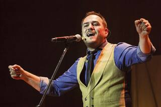 Ismael Serrano, con la reflexión, la guitarra y el canto de su lado