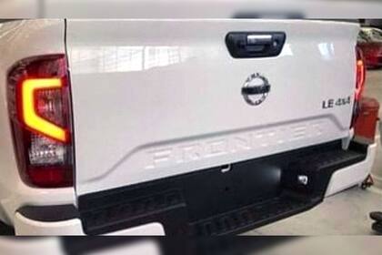 En cambio, en el sector posterior, las ópticas LED son iguales pero poseen un dibujo interno con forma de letra C. Además, la tapa de la caja posee el nombre Frontier en casi todo su ancho