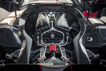 El SSC Tuatara está equipado con un motor V8 de 5,9 litros que genera 1750 caballos de fuerza con combustible E95