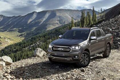 La pick up Ranger nacional sigue con tres motorizaciones: 2.2 turbodiesel de 160 cv de potencia y 385 Nm de torque, 2.5 naftero de 166 cv y 225 Nm, apta para GNC; y 3.2 turbodiesel de 200 cv y 470 Nm