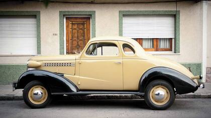 Auto antiguo en Carmelo. Uruguay es conocido por albergar un museo rodante.