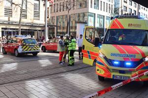 Auto embiste contra multitud en oeste de Alemania; hay 2 muertos y 11 heridos