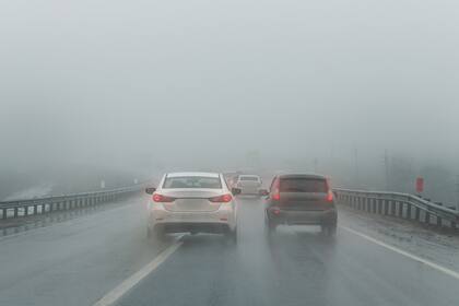 Auto realizando la maniobra de adelantamiento sin la luz de giro