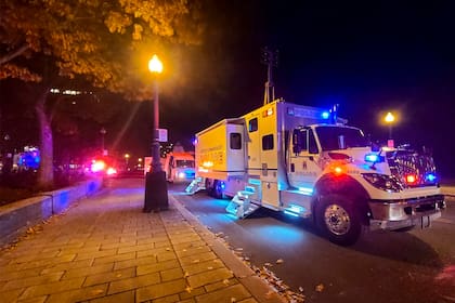 Autobombas estacionados frente a la Asamblea Nacional de Quebec