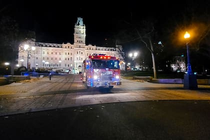 Dos personas murieron y cinco resultaron heridas por un hombre que empuñaba una espada y vestía ropa medieval