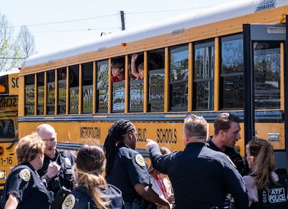 Autobuses escolares con niños llegan a la iglesia bautista de Woodmont para reunirse con sus familias tras un tiroteo masivo en The Covenant School el 27 de marzo de 2023 en Nashville, Tennessee.