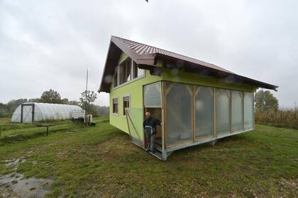Autodidacta, su dueño fue quien adaptó la casa para que su esposa viera desde la sala de estar a los visitantes que ingresaban a la propiedad