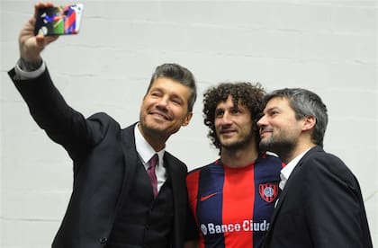 Autofoto entre Tinelli, Coloccini y Lammens