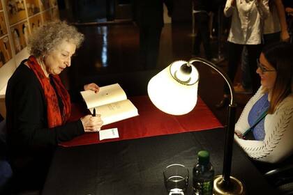 Autógrafos de Atwood: tras el salto a la TV de dos de sus novelas, la "escritora del año" dio conferencias y firmó ejemplares en la Biblioteca Nacional.
