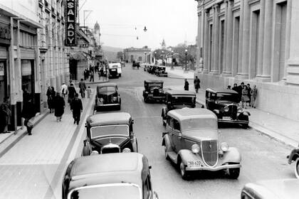 Automóviles en la calle General Rodríguez, el 2 de mayo de 1939.
